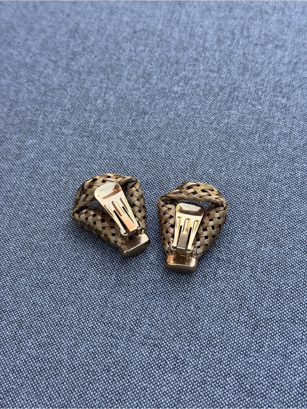 VTG 70s 80s Gold Tone Basket Weave Clip On Earrings Sculptural Statement Jewelry - Picture 2 of 4